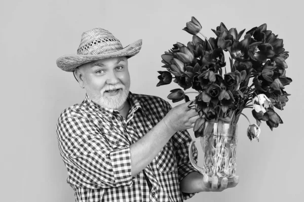 Sorrir Velho Homem Sênior Chapéu Segurar Flores Tulipa Primavera Fundo — Fotografia de Stock