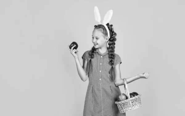 Kaninungen Äter Vitaminäpple Barnhare Med Frukt Redo För Äggjakt Tonåring — Stockfoto