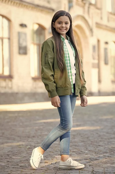 Ευτυχισμένος Έφηβος Κορίτσι Μοντέλο Ποζάρουν Casual Μοντέρνο Στυλ Εξωτερικούς Χώρους — Φωτογραφία Αρχείου