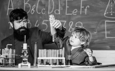 Tecrübe yoluyla eğitim aktiviteleri üzerine çalış. Okulda çalışmayı seviyorum. Kimya çalış. Okumak ilginçtir. Kimyasal icat. Okul laboratuarı. Kimya laboratuvarında öğretmen ve öğrenci..