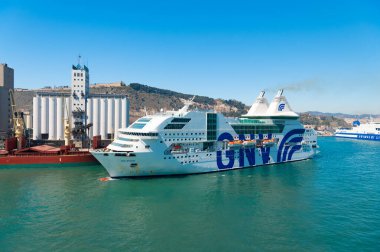 Barcelona, İspanya - 30 Mart 2016: Rhapsody yolcu gemisi limanda..