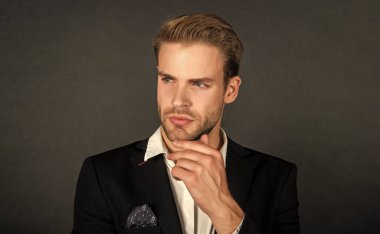 Siyah arka planda takım elbiseli yakışıklı CEO 'nun yüzü..