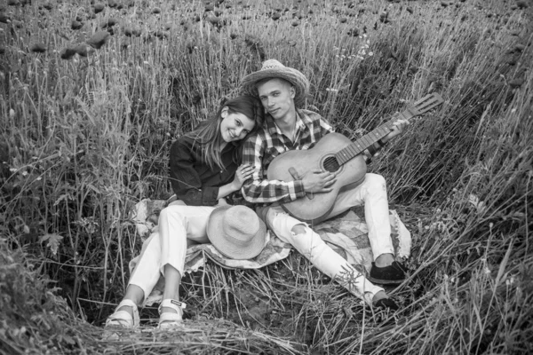 Aşık Mutlu Çift Akustik Gitarlı Kır Müziğiyle Haşhaş Çiçeğinin Güzel — Stok fotoğraf