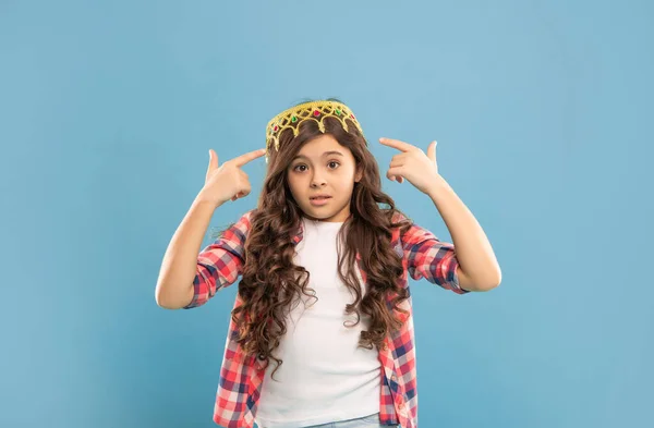 Verwirrtes Teenie Mädchen Mit Lockigem Haar Zeigt Mit Dem Finger — Stockfoto
