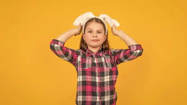 Великодня Дівчина Вухах Кролика Жовтому Фоні — стокове фото