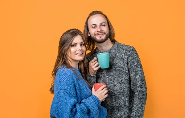 Glückliches Verliebtes Paar Trinkt Heißen Kaffee Trägt Strickkleidung Winter Morgens — Stockfoto