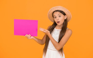 Reklam konsepti. Turizmi destekliyorum. Parlak bir reklam. Dikkatine ihtiyacım var. Katıl. Yaz satışları. Mutlu kızda poster fotokopisi var. Tatil zamanı. Etkili reklam. Kız hasır şapka.