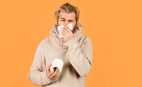 Conceito Alergia Tratamento Casa Barba Homem Brutal Tem Corrimento Nasal — Fotografia de Stock