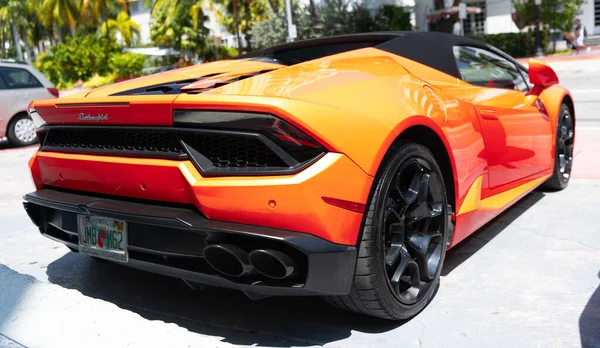 Los Angeles California Usa Квітня 2021 Помаранчевий Lamborghini Aventador Припаркований — стокове фото