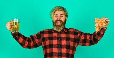 Barda mükemmel bir dinlenme. Aç adam pizza yiyecek ve bira içecek. Sonunda pizza zamanı. Pizza paylaşıldığında daha iyidir. Pizzacı. Gurme yemeği. Neşeli sakallı hippi. Pizza var..