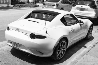 Miami Beach, Florida USA - 14 Nisan 2021: White mazda mx 5 veya Miata 1989 Roadster, arka görüş. Klasik spor araba..