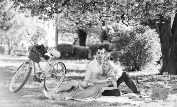 見ての愛 桜の下でリラックス 恋のカップル 記念日だ 夏の公園で幸せな家族 食べ物と飲み物 男と女 ピクニック中のロマンチックなカップル 春の恋愛デート — ストック写真