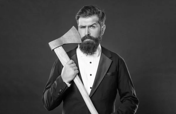 真剣な残忍な男保持斧で髭面暗い背景 Barbershop — ストック写真