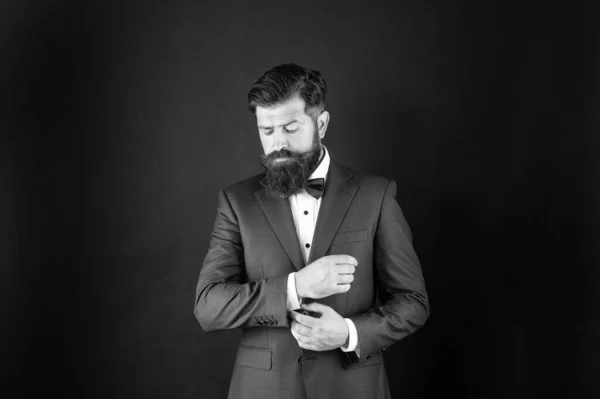 Człowiek Smokingu Lokaj Formalnym Ubraniu Czarnym Tle Męska Moda Formalna — Zdjęcie stockowe