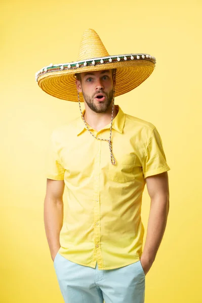 Sorpreso Uomo Messicano Sombrero Isolato Giallo Uomo Messicano Sombrero Sfondo — Foto Stock