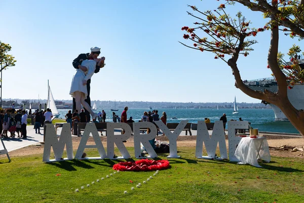 サンディエゴ 2021年3月28日 無条件の平和コピー彫刻を受け入れる水夫のキス看護師像とメリー ミーの手紙の降伏がウォーターフロントに表示されます — ストック写真