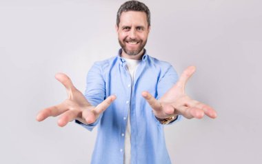 Gri arka planda izole edilmiş el ele tutuşmalar. Stüdyoda el ele tutuşmak. El ele tutuşup el ele tutuşurken çekilmiş bir fotoğraf. El ele tutuşmak jest, seçici odaklanma.