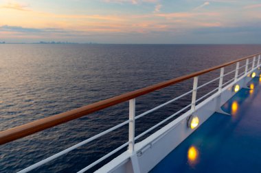 Tekne yolculuğundan güzel bir deniz manzarası. Deniz manzaralı deniz manzaralı. Tekne seyahatinden deniz manzarası. Tekne yolculuğundaki deniz manzarası..