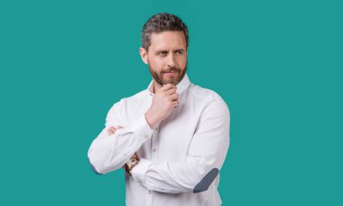 Yakışıklı, olgun bir adam mavi arka planda izole edilmiş. Stüdyoda olgun bir adam. Olgun bir adam iş gömleği giyer. Sakallı olgun bir adamın fotoğrafı..