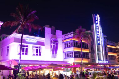 Miami, Florida USA - 16 Nisan 2021 Miami Güney Sahili Okyanus Sürüşü Miami 'de aydınlatılmış mimari gece restoranı. dalgakıran