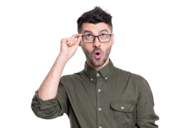 Beyaz arka planda izole edilmiş şok olmuş bir adamın portresi. Stüdyoda çalışan adam portresi. Gözlüklü bir çalışan. Yetişkin işçi gömleği giyer..