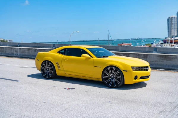 Μαϊάμι Φλόριντα Ηπα Απριλίου 2021 Chevrolet Camaro Πολυτελές Κίτρινο Σπορ — Φωτογραφία Αρχείου