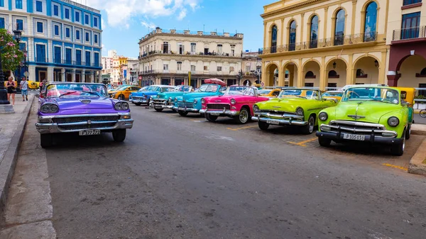 Habana Cuba Mayo 2019 Aparcamiento Retro Con Vado Carretera Taxi — Foto de Stock