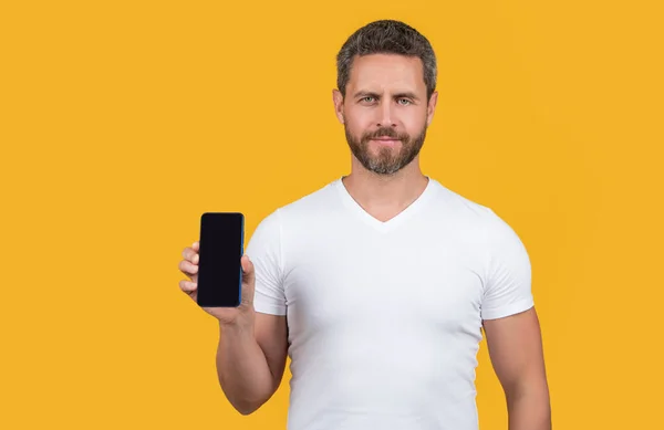 Mann Zeigt Telefonbildschirm Isoliert Auf Gelbem Hintergrund Mann Zeigt Handybildschirm — Stockfoto
