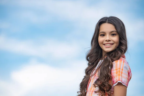 Olumlu Bir Genç Kızın Fotoğrafı Açık Havada Sıradan Bir Genç — Stok fotoğraf