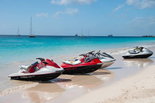 布里奇敦 巴巴多斯 2015年12月12日 度假海滩上的水上艇 — 图库照片