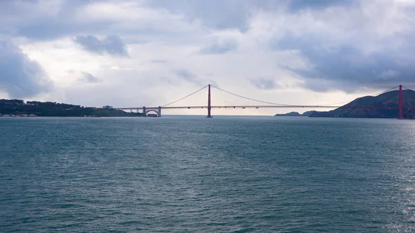 Scenic Waterscape Bridge Structure Sea Water Cloudy Sky San Francisco — Stock Photo, Image