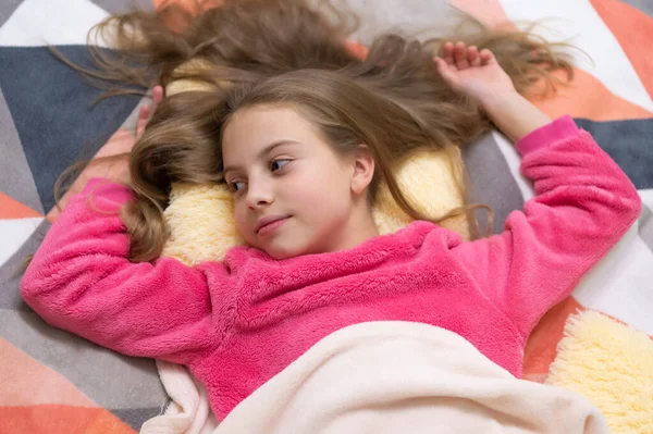 Genç Bir Kızın Çocukluğu Yatakta Dinlenir Genç Bir Kızın Çocukluğu — Stok fotoğraf