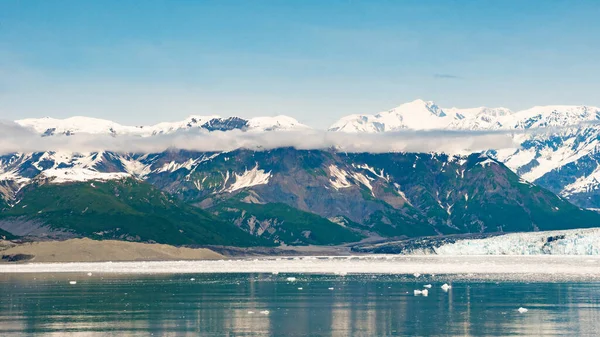 冰川湾自然美 有雪峰的山脉 山地海岸自然景观 美国阿拉斯加州的哈伯德冰川自然 从海洋看高山冰川的自然景观 — 图库照片