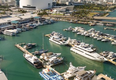 Miami, Florida ABD - 23 Mart 2021: Miami Havayolları yat ile liman manzarası.