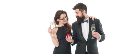Seni çok seviyorum. Evlilik teklifi yapmak. Smokinli adam mücevher yüzüğü kutudan kadına veriyor. Çift, sendika sonucu için şampanya içer. Mutlu bir aile. Resmi çift nişan partisini kutluyor. düğün.