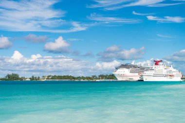 Nassau, Bahamalar - 07 Ocak 2016: Peyzaj üzerinde fotokopi alanı olan harika bir yolcu gemisi.
