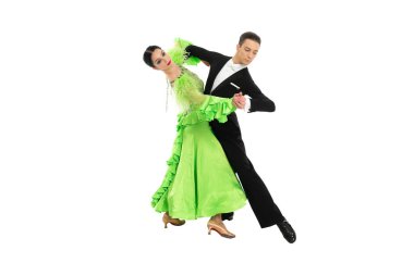 Profesyonel balo çifti koreografi dansı beyazlar üzerinde izole edilmiş. Stüdyoda dans eden çift balosu. Balo salonu çifti koreografi dansı. Balo salonu çifti koreografi dansının fotoğrafı.