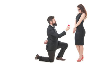 Nişan mücevheri. Çift nişanlanıyor. Romantik randevu sürprizi. Aile yıldönümü. Smokinli adam zarif bir kadına evlenme teklif ediyor. Birbirine aşık çiftler. Sevgililer günü hediyesi. Sevgiyle hediye.