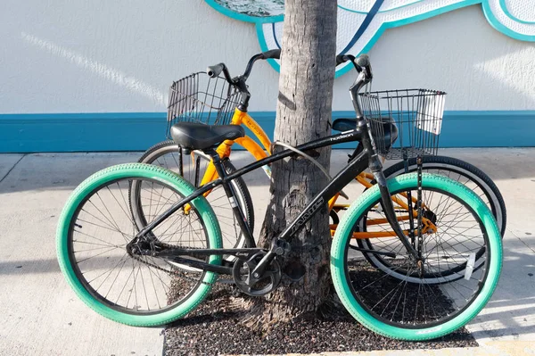 Key West Florida Diciembre 2015 Jamis Bicicleta Estacionada Árbol — Foto de Stock