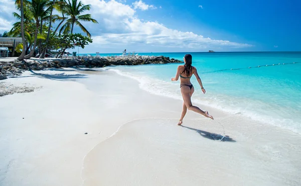 Žena Běží Letní Prázdniny Pláži Žena Letních Prázdninách Venku Žena — Stock fotografie