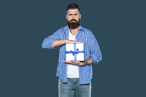 Mature Bearded Hipster Present Box Grey Background — Stock Photo, Image