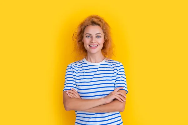 Roodharige Vrouw Portret Geïsoleerd Gele Achtergrond Portret Van Jonge Roodharige — Stockfoto