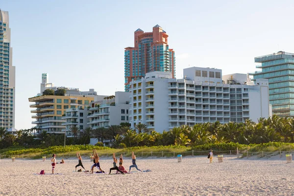 Miami Florida Abril 2021 Personas Practicando Yoga Playa — Foto de Stock