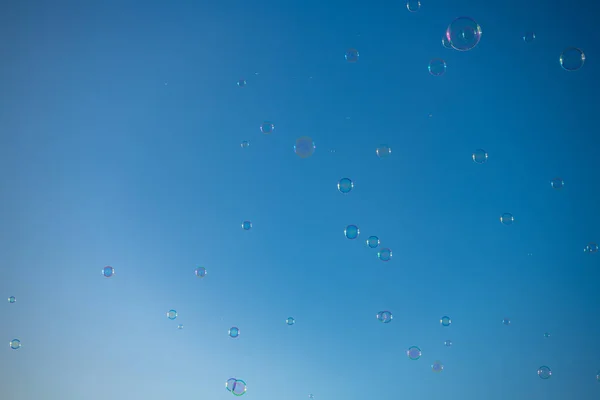 天空中的气泡球状背景 天空中透明的气泡球 天空中的气泡吹球体 气泡球在空中飞舞 — 图库照片
