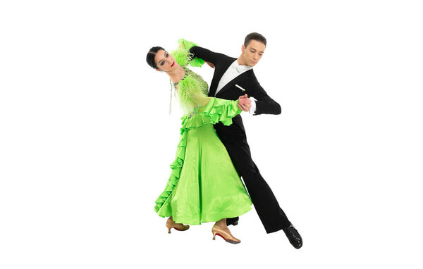 профессиональный бальный хореографический танец, выделенный на белом. бальная пара хореографических танцев в студии. бальная пара хореографических танцев. фото бальной пары хореографический танец.