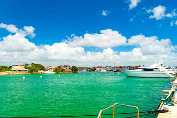 Літня Яхта Гавані Бірюзовою Водою Фотографія Літньої Гавані Яхтою Прикріпленою — стокове фото