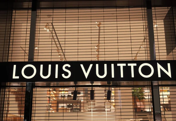 Miami Usa März 2021 Louis Vuitton Name Leuchtet Nachts Neonbuchstaben — Stockfoto