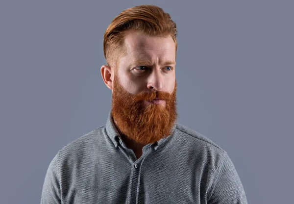 长胡子男人的画像 一个没有刮胡子的爱尔兰男人严肃男子与红胡子工作室隔离灰色 — 图库照片
