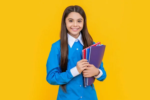 Φωτογραφία Του Χαρούμενου Έφηβου Κοριτσιού Του Σχολείου Σημειωματάρια Έφηβη Μαθήτρια — Φωτογραφία Αρχείου