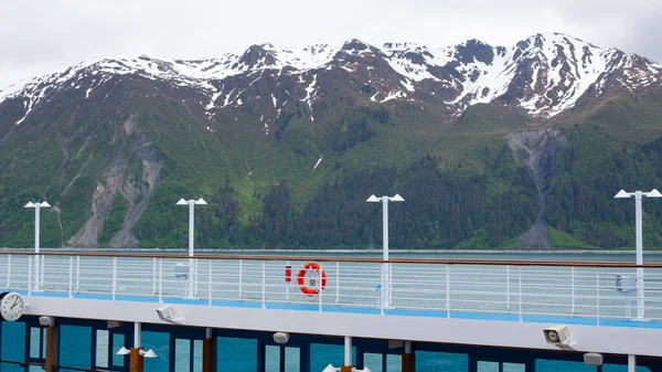Rettungsring Kreuzfahrtschiff Alaska Rettungsring Bei Kreuzfahrt Mit Landschaft Foto Von — Stockfoto